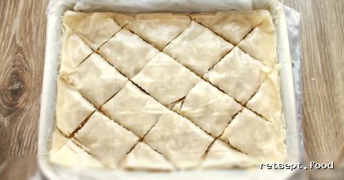 Фото приготовления рецепта: Пирог из теста фило, с изюмом, орехами и мёдом - шаг №9
