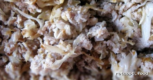 Фото приготовления рецепта: Пирог с мясом и капустой - шаг №3