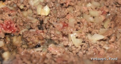Фото приготовления рецепта: Пот-пай (пирог) с мясом и картошкой - шаг №7