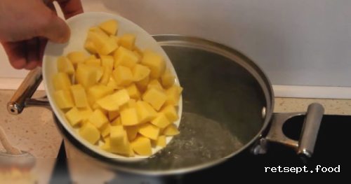 Фото приготовления рецепта: Рассольник с пшеном и фрикадельками - шаг №3