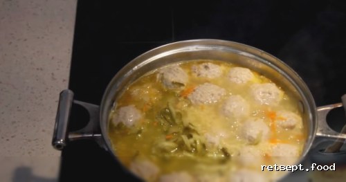 Фото приготовления рецепта: Рассольник с пшеном и фрикадельками - шаг №13