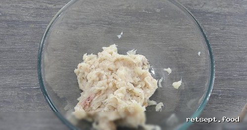 Фото приготовления рецепта: Рыбные маффины с морковью, тыквой и зеленью - шаг №3