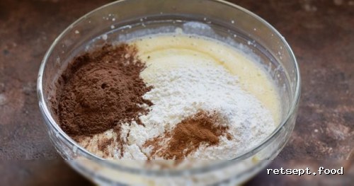 Фото приготовления рецепта: Шоколадный кекс на картофельном пюре, с орехами и корицей - шаг №8