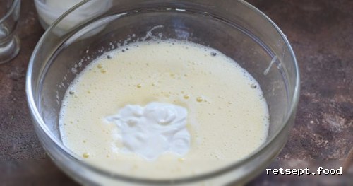 Фото приготовления рецепта: Шоколадный кекс на картофельном пюре, с орехами и корицей - шаг №6