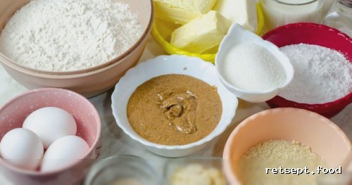 Фото приготовления рецепта: Сладкие дрожжевые булочки "Медвежий коготь" с миндальной начинкой - шаг №1
