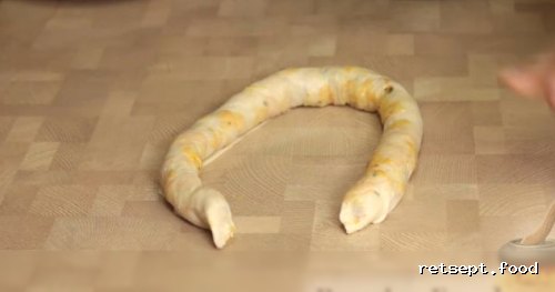Фото приготовления рецепта: Турецкий бёрек (слоеный пирог) с картошкой и тыквой - шаг №16