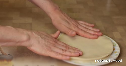 Фото приготовления рецепта: Турецкий бёрек (слоеный пирог) с картошкой и тыквой - шаг №12