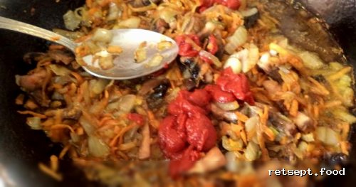 Фото приготовления рецепта: Тушеная молодая капуста с грибами и картофелем - шаг №6