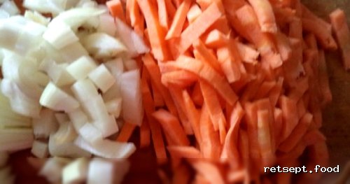 Фото приготовления рецепта: Тушеная молодая капуста с грибами и картофелем - шаг №2