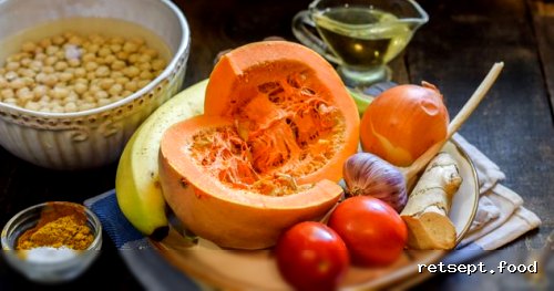 Фото приготовления рецепта: Тыква, тушенная с нутом, помидорами и пряностями, с жареными бананами - шаг №1