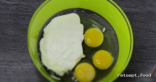Фото приготовления рецепта: Закусочные маффины с крабовыми палочками, кукурузой и сыром - шаг №3