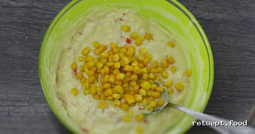 Фото приготовления рецепта: Закусочные маффины с крабовыми палочками, кукурузой и сыром - шаг №7
