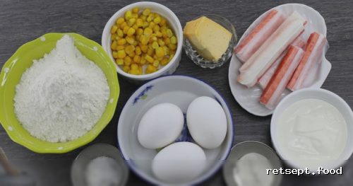 Фото приготовления рецепта: Закусочные маффины с крабовыми палочками, кукурузой и сыром - шаг №1