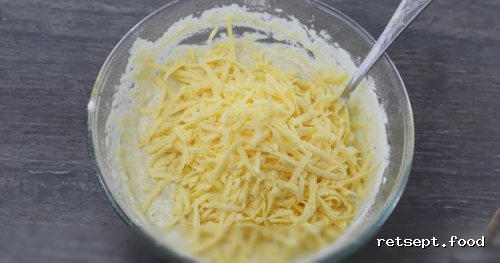 Фото приготовления рецепта: Закусочные маффины с сыром, чесноком и зеленью - шаг №6