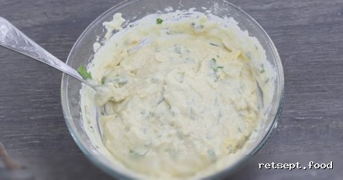 Фото приготовления рецепта: Закусочные маффины с сыром, чесноком и зеленью - шаг №8