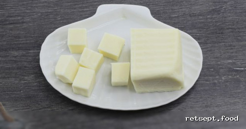 Фото приготовления рецепта: Закусочные маффины с сыром, чесноком и зеленью - шаг №9