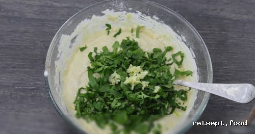 Фото приготовления рецепта: Закусочные маффины с сыром, чесноком и зеленью - шаг №7