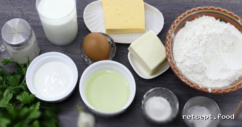 Фото приготовления рецепта: Закусочные маффины с сыром, чесноком и зеленью - шаг №1