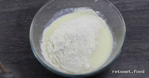 Фото приготовления рецепта: Закусочные маффины с сыром, чесноком и зеленью - шаг №5