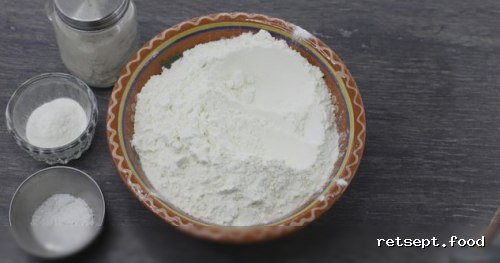 Фото приготовления рецепта: Закусочные маффины с сыром, чесноком и зеленью - шаг №2