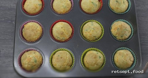 Фото приготовления рецепта: Закусочные маффины с сыром, чесноком и зеленью - шаг №12