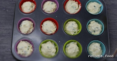 Фото приготовления рецепта: Закусочные маффины с сыром, чесноком и зеленью - шаг №11